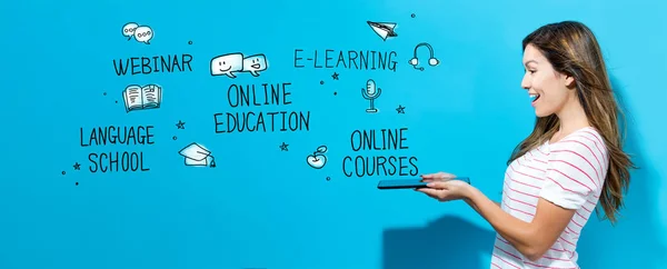 Online onderwijs thema met vrouw met behulp van een tablet — Stockfoto