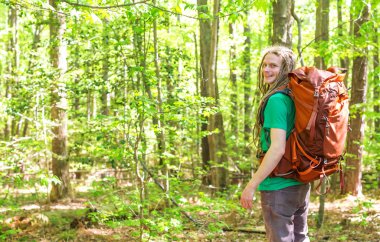Mutlu erkek uzun yürüyüşe çıkan kimse sırt çantası ile