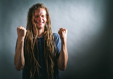 Sağlam bir arka plan üzerinde başarılı genç adam