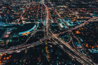 Los Angeles büyük bir otoyol havadan görünümü