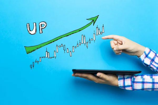 Gráfico de tendencia de mercado con una tableta —  Fotos de Stock