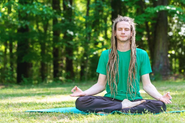 外瞑想ポーズの男 — ストック写真