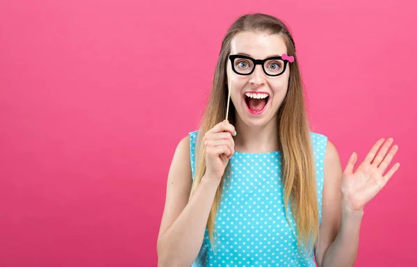 Junge Frau mit Papierbrille — Stockfoto