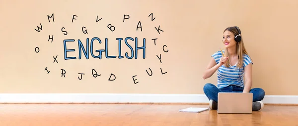 Inglês com alfabetos com mulher usando um computador portátil — Fotografia de Stock