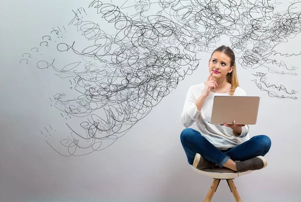 Verward concept met jonge vrouw haar laptop gebruikt — Stockfoto