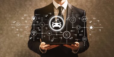 Ev tablet bilgisayar tutan işadamı ile 