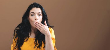 Genç bir kadın ağzını kapatıyor.