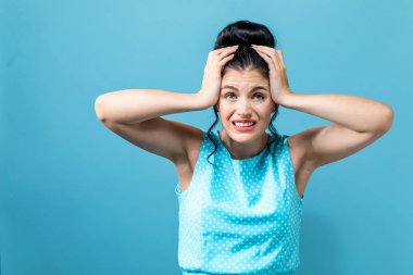 Genç kadın kendini stresli hissediyor