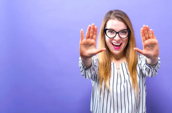 Mujer joven haciendo una pose de rechazo — Foto de Stock