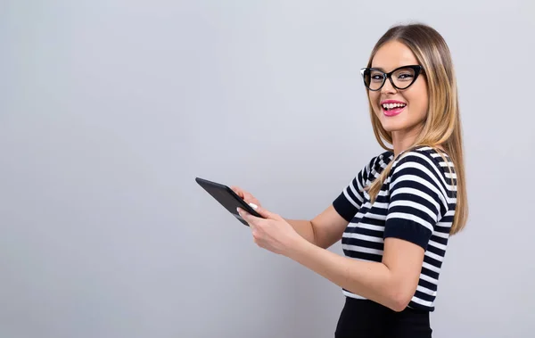 Mulher jovem com um computador tablet — Fotografia de Stock