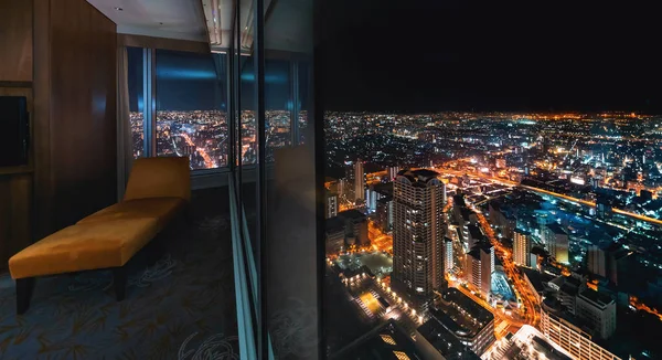 Vista aérea del horizonte de Osaka a través de una ventana de rascacielos — Foto de Stock