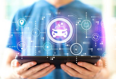 Bir tablet kullanan adam ev