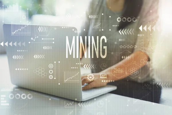 Mining con donna utilizzando il computer portatile — Foto Stock