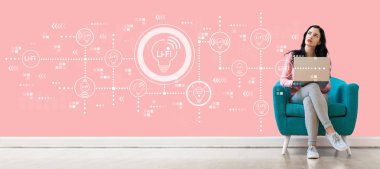 Lifi tema ile bir dizüstü bilgisayar kullanan kadın