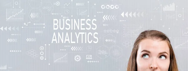 Business Analytics mit junger Frau — Stockfoto