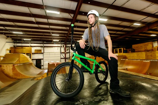 Dredlocks と Bmx の自転車のヘルメットの男のポートレート — ストック写真