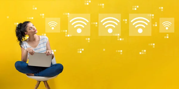 Wi-Fi έννοια με γυναίκα χρησιμοποιώντας ένα φορητό υπολογιστή — Φωτογραφία Αρχείου
