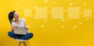 Dijital kare şeklinde kutular ile bir dizüstü bilgisayar kullanan kadın