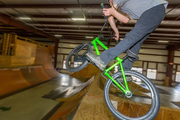 Homem montando em uma bicicleta BMX em um parque esportivo extremo — Fotografia de Stock