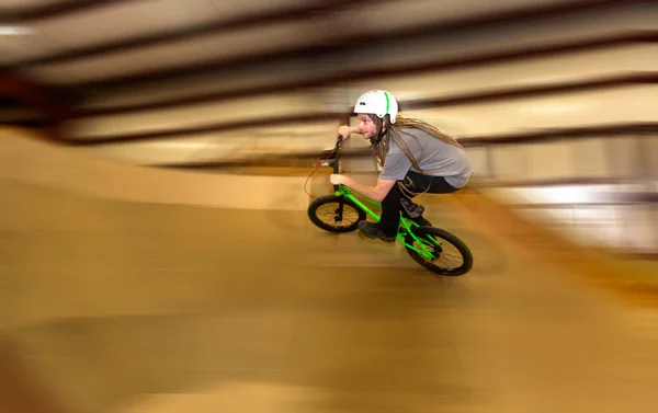 Człowiek, jazda na rowerze Bmx Park sportów ekstremalnych — Zdjęcie stockowe