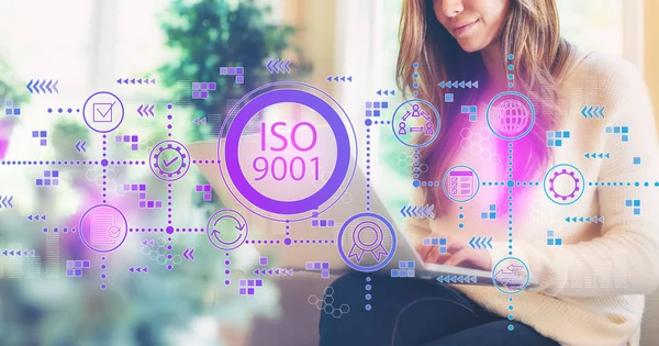 ISO 9001 с использованием ноутбука женщиной — стоковое фото