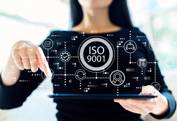 Iso 9001 mit Frau mit Tablette — Stockfoto