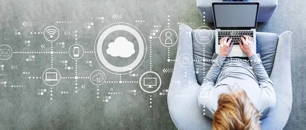 Cloud Computing Med Man Använder Bärbar Dator Modern Grå Stol — Stockfoto