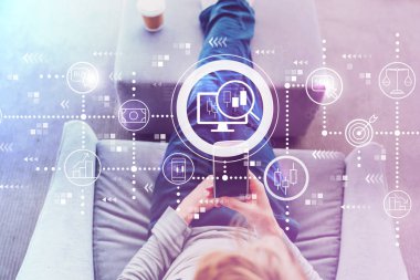 Hisse senedi Alım Satım kavramı ile bir akıllı telefon kullanan adam