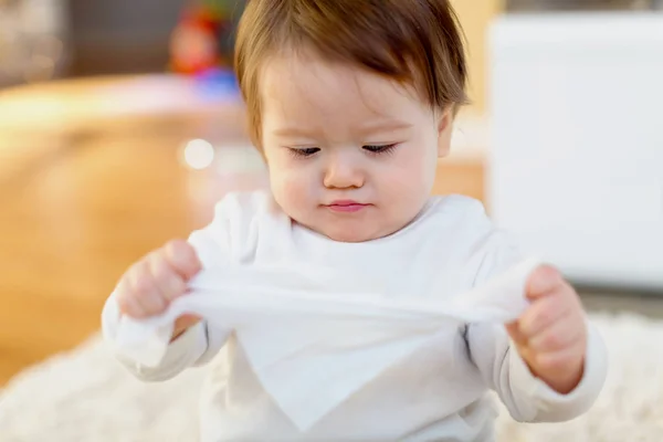 Niño pequeño con un pañuelo — Foto de Stock