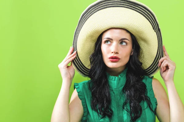 Junge Frau mit Sommerhut — Stockfoto