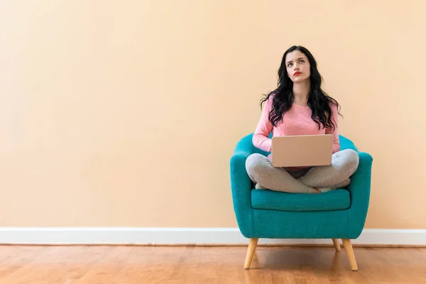 Giovane donna utilizzando il suo computer portatile — Foto Stock