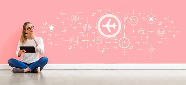 Αεροπλάνο theme ταξιδεύουν με γυναίκα χρησιμοποιώντας ένα tablet — Φωτογραφία Αρχείου
