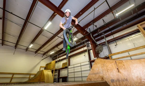 Hombre montado en una bicicleta BMX en un parque de deportes extremos — Foto de Stock