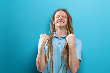 Sağlam bir arka plan üzerinde dreadlocks başarılı genç adam