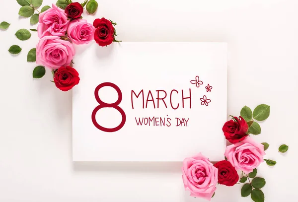 Womens Day bericht met rozen en bladeren — Stockfoto