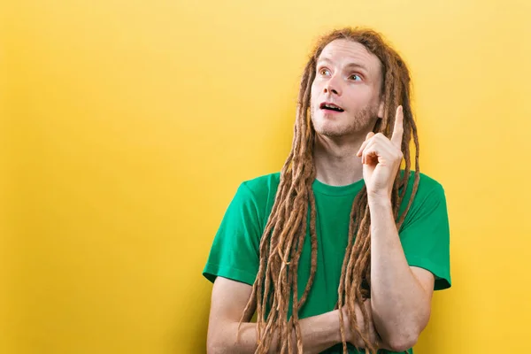 Jeune homme dans une pose réfléchie — Photo