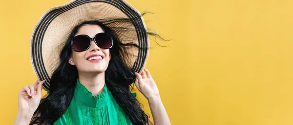 Giovane donna con cappello e occhiali da sole — Foto Stock