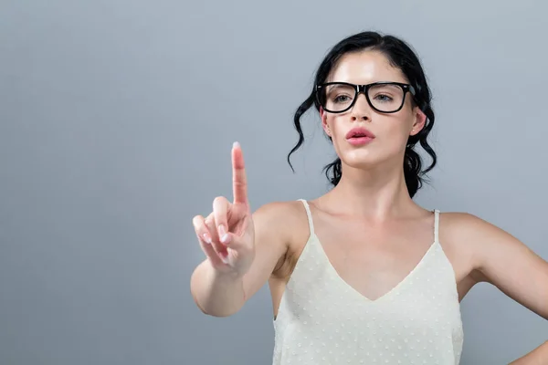 Mujer joven señalando algo — Foto de Stock