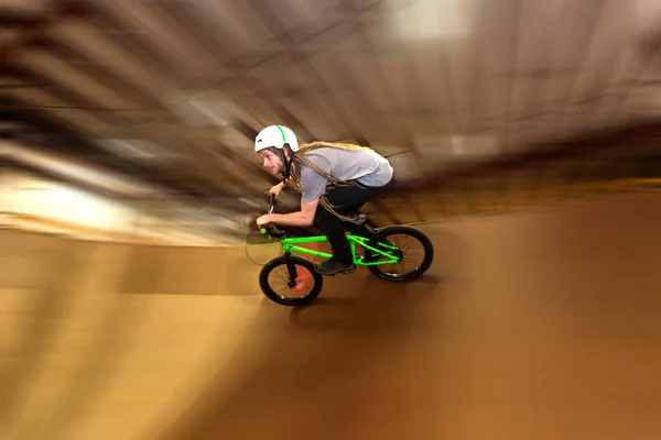 Człowiek, jazda na rowerze Bmx Park sportów ekstremalnych — Zdjęcie stockowe