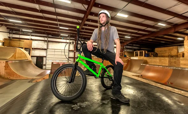 Portret mężczyzny z dredlocks i kasku na rowerze Bmx — Zdjęcie stockowe