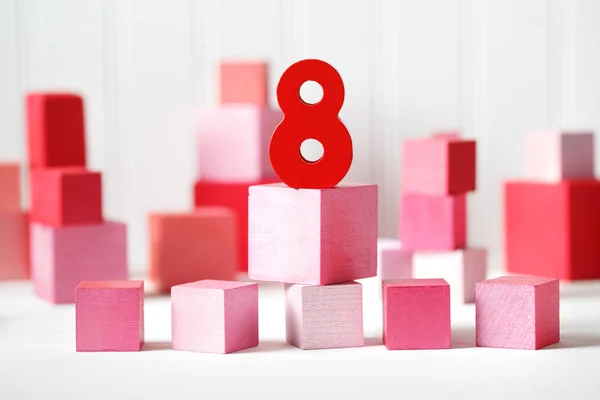 Blocchi di legno rosso e rosa con numero 8 — Foto Stock