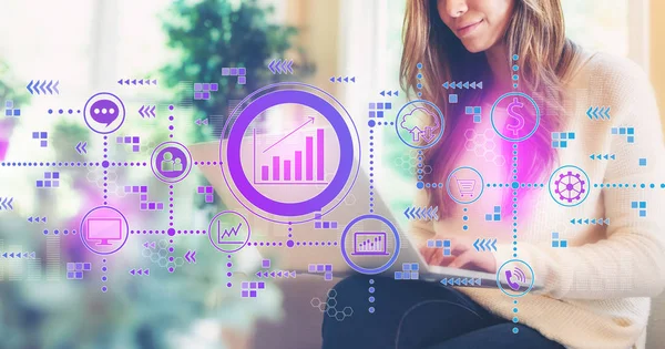Marknadsföring koncept med kvinna med hjälp av en bärbar dator — Stockfoto