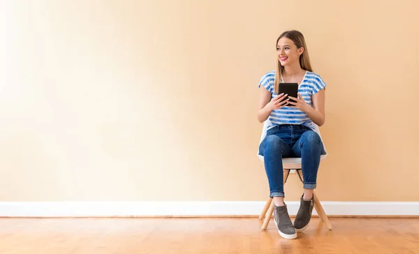 Giovane donna con un computer tablet — Foto Stock