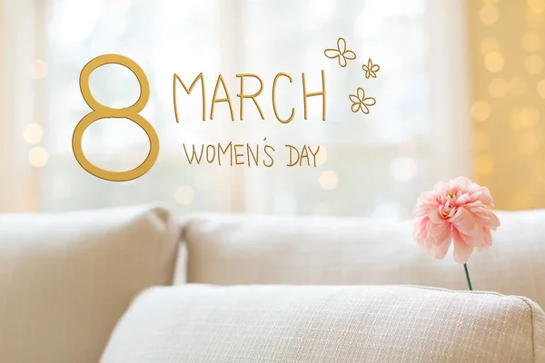 Womens Day bericht met bloem in interieur kamer sofa — Stockfoto