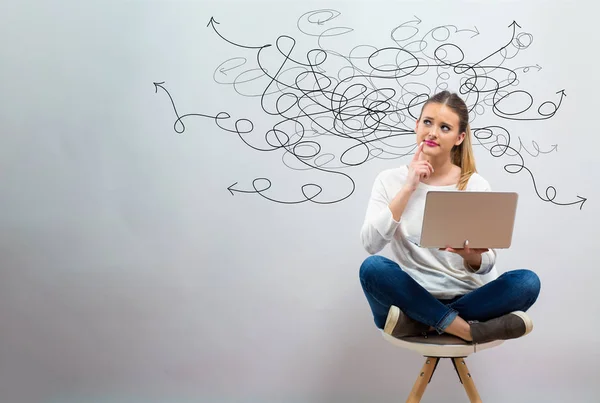 Resolvendo um conceito de problema com a jovem mulher usando seu laptop — Fotografia de Stock