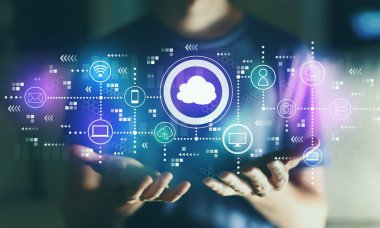 Genç adamla bulut hesaplaması