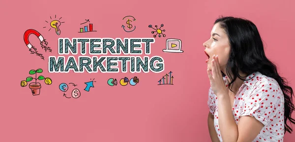 Internet marketing met jonge vrouw spreken — Stockfoto