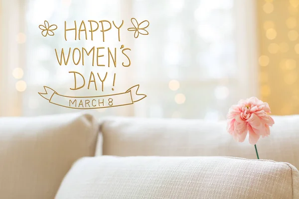 Mensaje del día de la mujer con flor en el sofá interior de la habitación — Foto de Stock