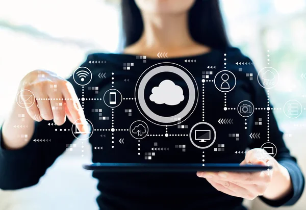 Cloud Computing mit Frau per Tablet — Stockfoto