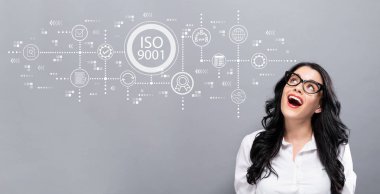 Genç iş kadını ile ISO 9001